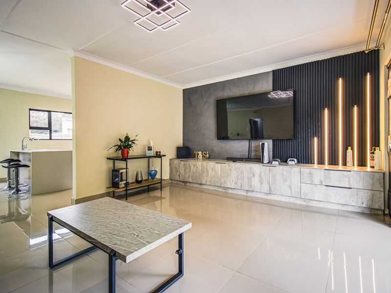 4 Bedroom 2 Bathroom  Renovated Home on 968sqm in Boomed Buurendal - Photo 9