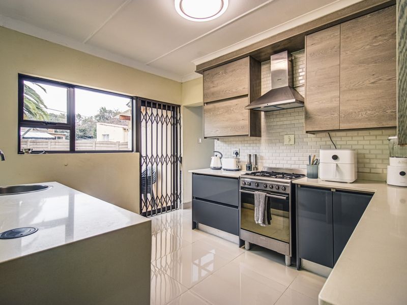 4 Bedroom 2 Bathroom  Renovated Home on 968sqm in Boomed Buurendal - Photo 2