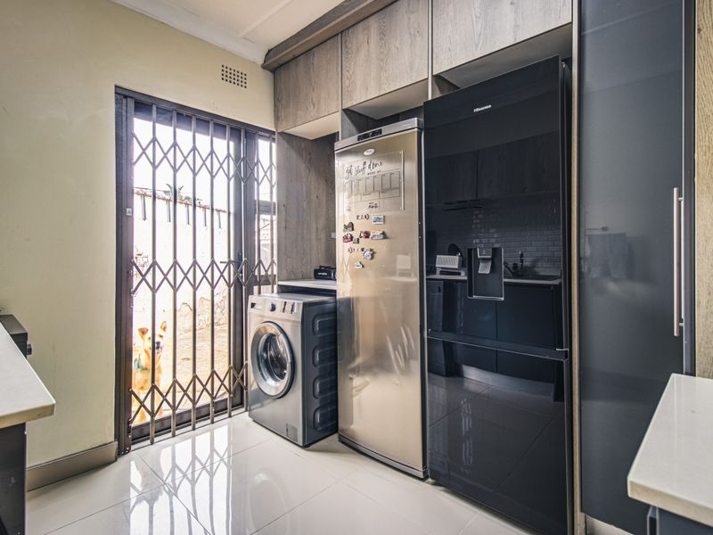 4 Bedroom 2 Bathroom  Renovated Home on 968sqm in Boomed Buurendal - Photo 7