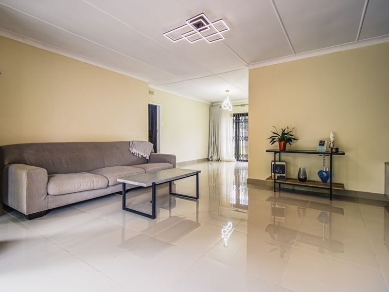 4 Bedroom 2 Bathroom  Renovated Home on 968sqm in Boomed Buurendal - Photo 6