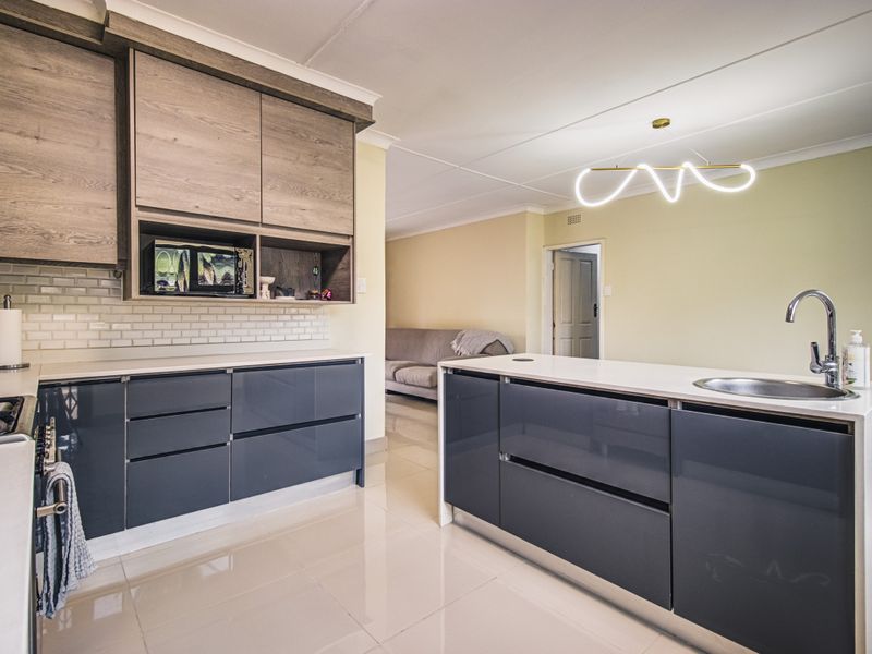 4 Bedroom 2 Bathroom  Renovated Home on 968sqm in Boomed Buurendal - Photo 4