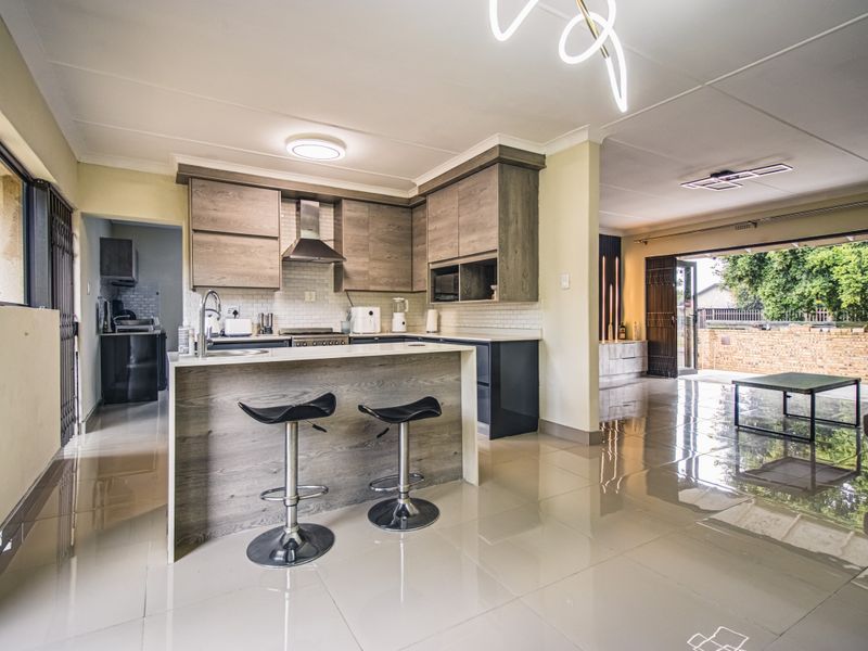 4 Bedroom 2 Bathroom  Renovated Home on 968sqm in Boomed Buurendal - Photo 3
