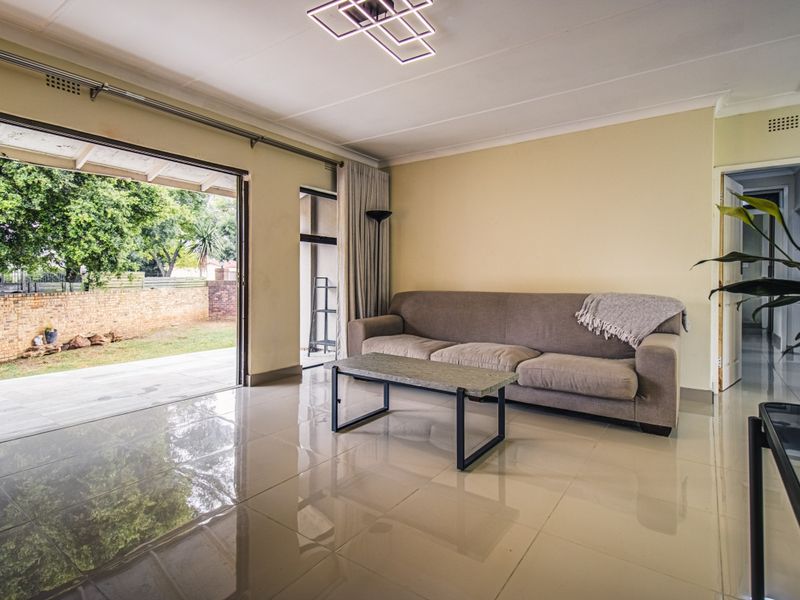 4 Bedroom 2 Bathroom  Renovated Home on 968sqm in Boomed Buurendal - Photo 8