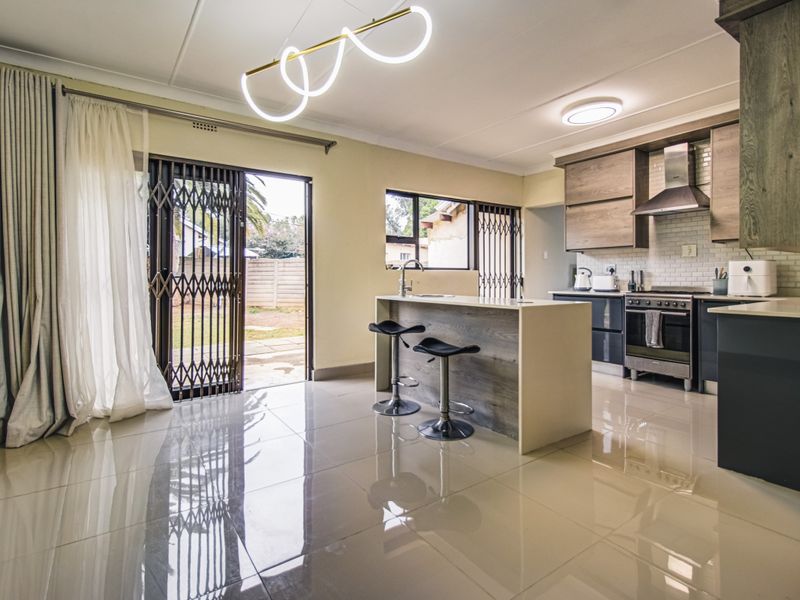 4 Bedroom 2 Bathroom  Renovated Home on 968sqm in Boomed Buurendal - Photo 5