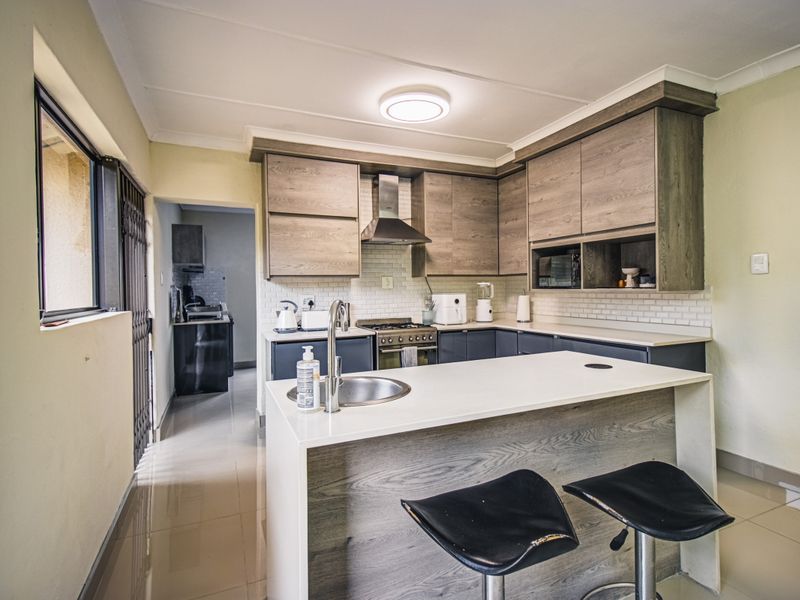 4 Bedroom 2 Bathroom  Renovated Home on 968sqm in Boomed Buurendal - Photo 1