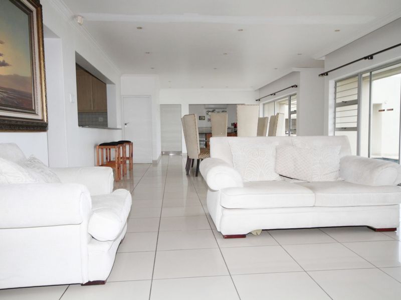 Stunning 5-bedroom Freehold home in Amanzimtoti, perfect for family living and coastal relaxation! - Photo 2