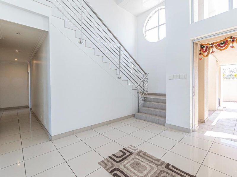 Stunning 5-bedroom Freehold home in Amanzimtoti, perfect for family living and coastal relaxation! - Photo 9
