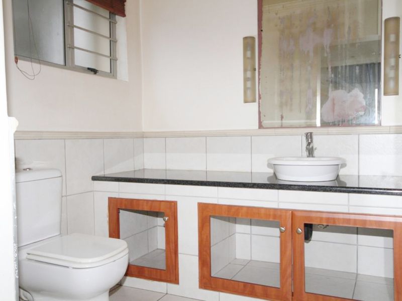 Stunning 5-bedroom Freehold home in Amanzimtoti, perfect for family living and coastal relaxation! - Photo 8