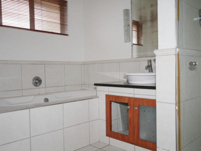 Stunning 5-bedroom Freehold home in Amanzimtoti, perfect for family living and coastal relaxation! - Photo 6