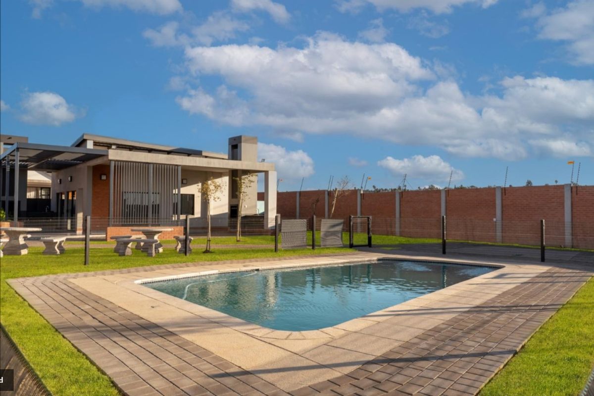 BUY DIRECT FROM THE DEVELOPER AND SAVE R155 000! High security lifestyle estate with patrolling guar - Photo 2