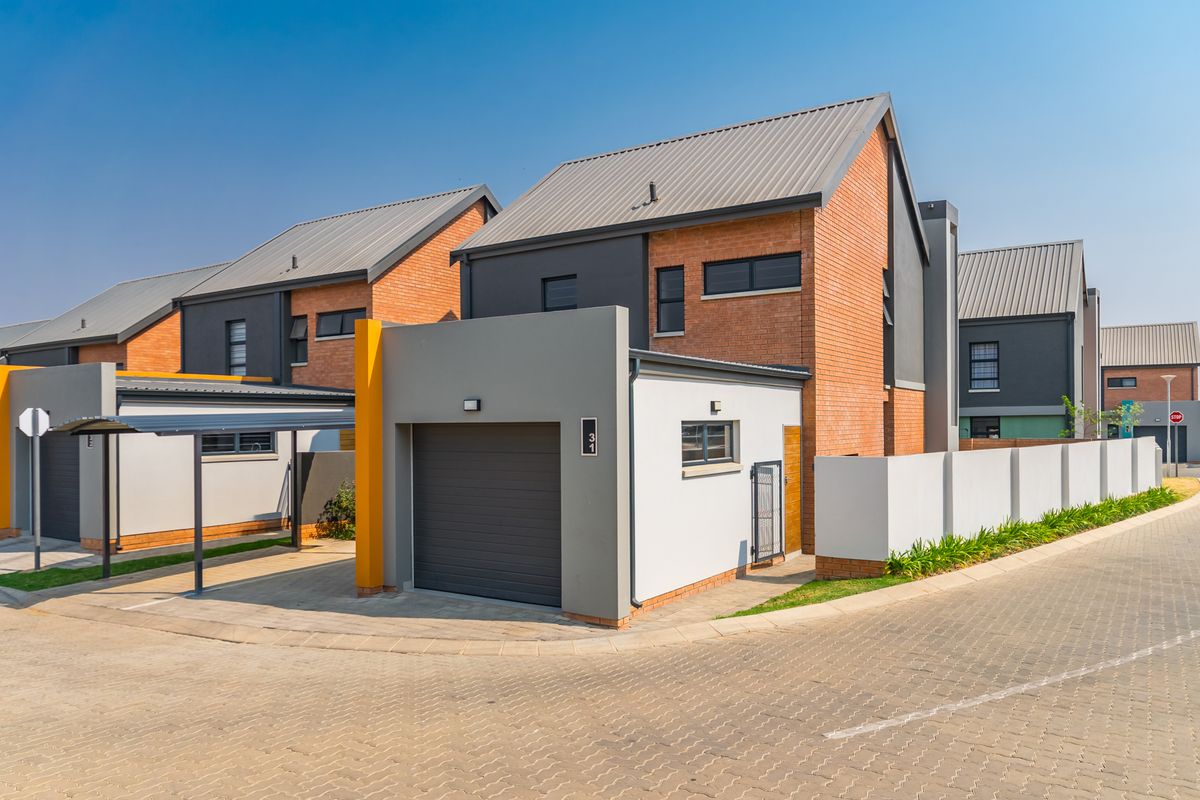 BUY DIRECT FROM THE DEVELOPER AND SAVE R155 000! High security lifestyle estate with patrolling guar - Photo 4