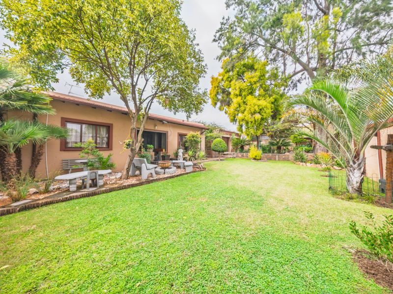 3 Bedroom 2 bathroom Plus 4 Garages and a Cottageon 991 Sqm - Photo 3