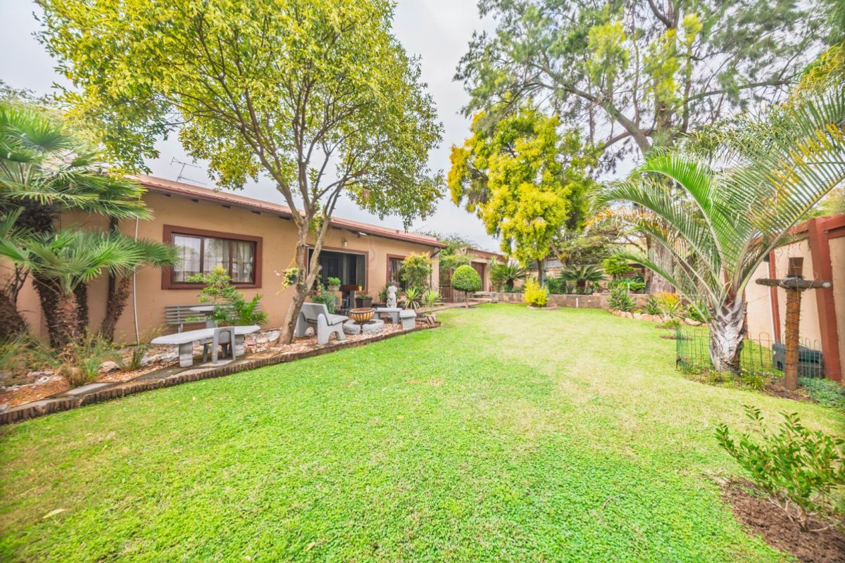 3 Bedroom 2 bathroom Plus 4 Garages and a Cottageon 991 Sqm - Photo 3