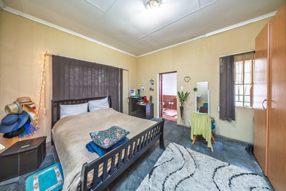 3 Bedroom 2 bathroom Plus 4 Garages and a Cottageon 991 Sqm - Photo 5
