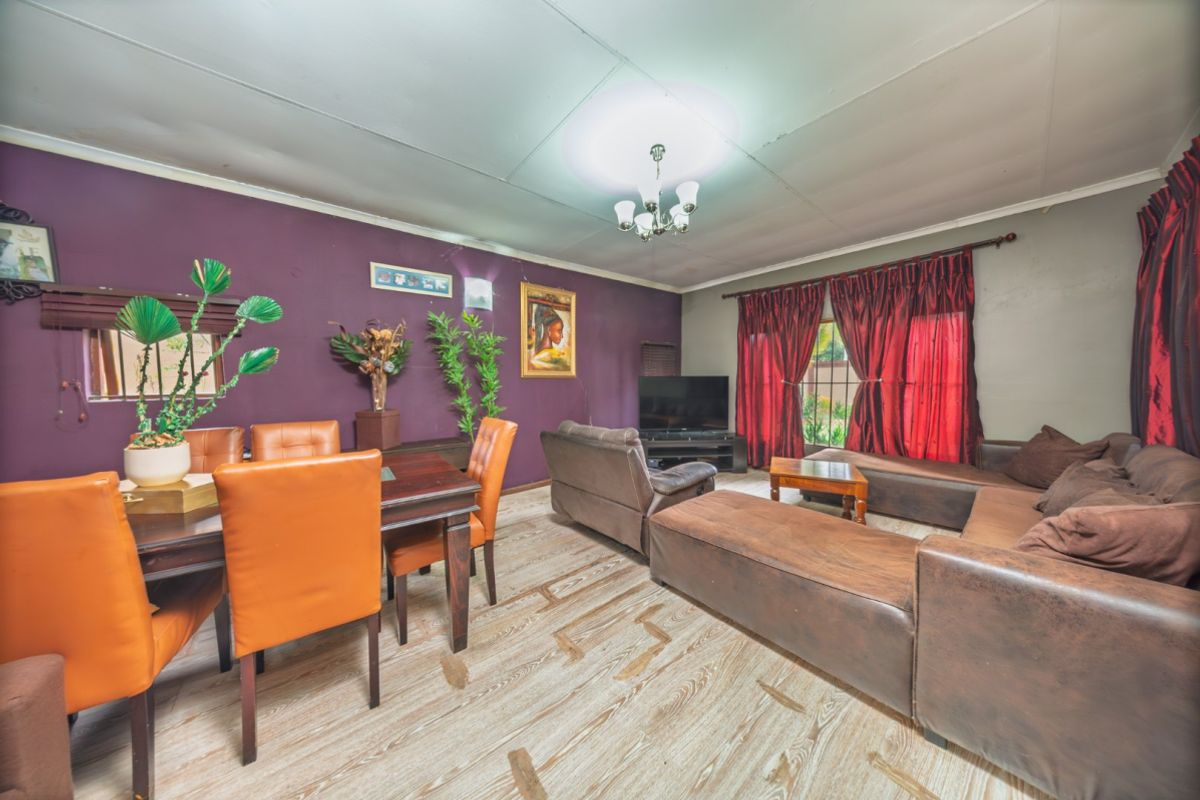 3 Bedroom 2 bathroom Plus 4 Garages and a Cottageon 991 Sqm - Photo 2