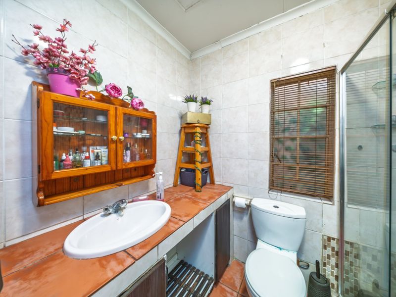 3 Bedroom 2 bathroom Plus 4 Garages and a Cottageon 991 Sqm - Photo 7