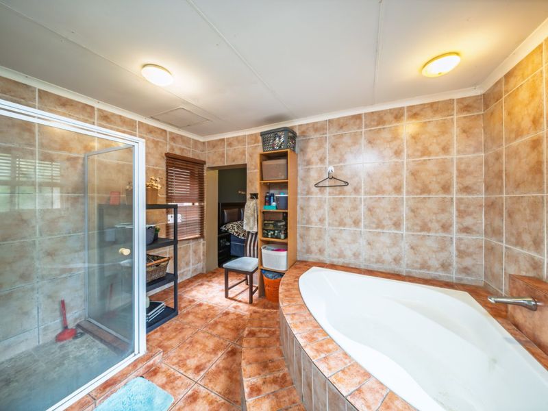 3 Bedroom 2 bathroom Plus 4 Garages and a Cottageon 991 Sqm - Photo 6
