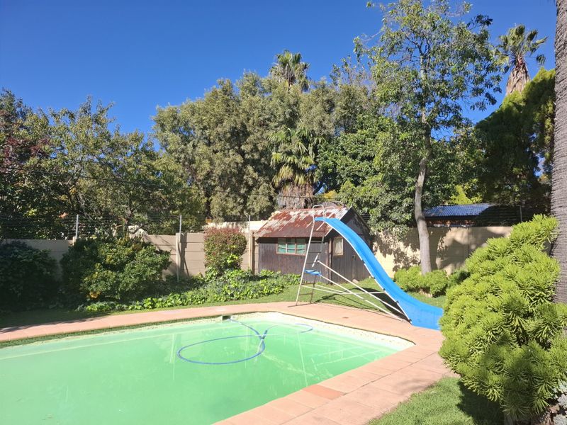 4 Bedroom 1.5 Bathroom Plus Large Cottage on 1011 sqm - Photo 10