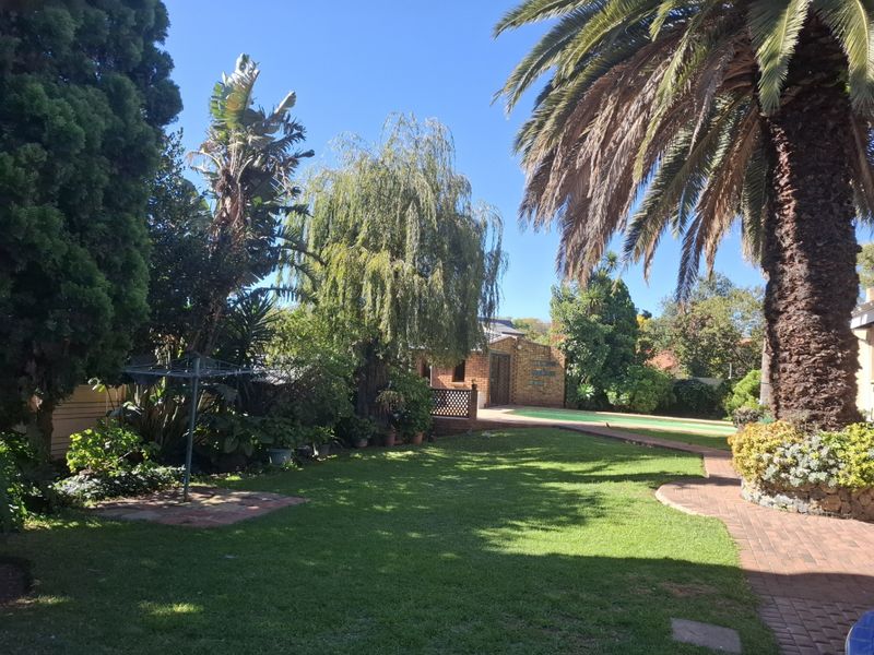 4 Bedroom 1.5 Bathroom Plus Large Cottage on 1011 sqm - Photo 9