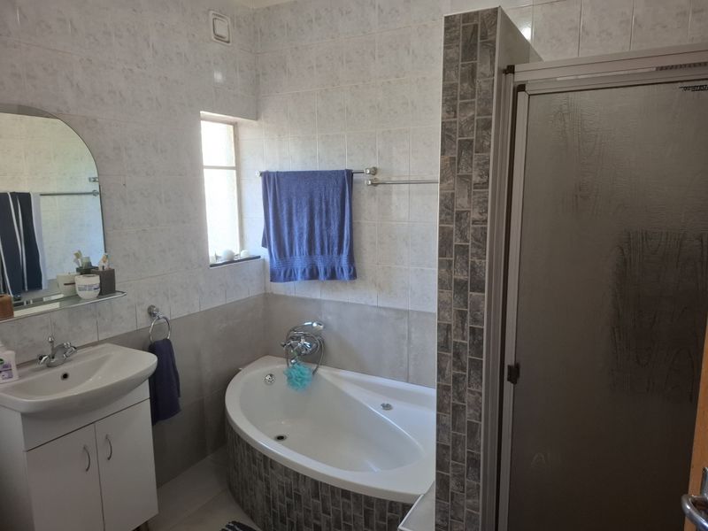4 Bedroom 1.5 Bathroom Plus Large Cottage on 1011 sqm - Photo 8