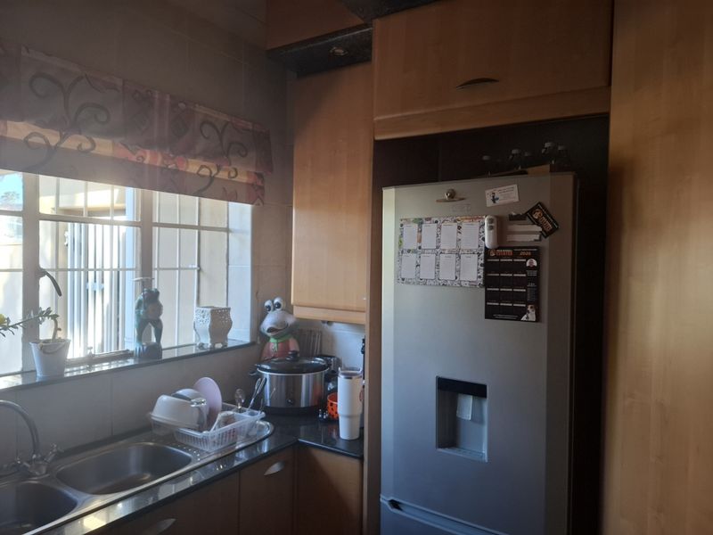 4 Bedroom 1.5 Bathroom Plus Large Cottage on 1011 sqm - Photo 2