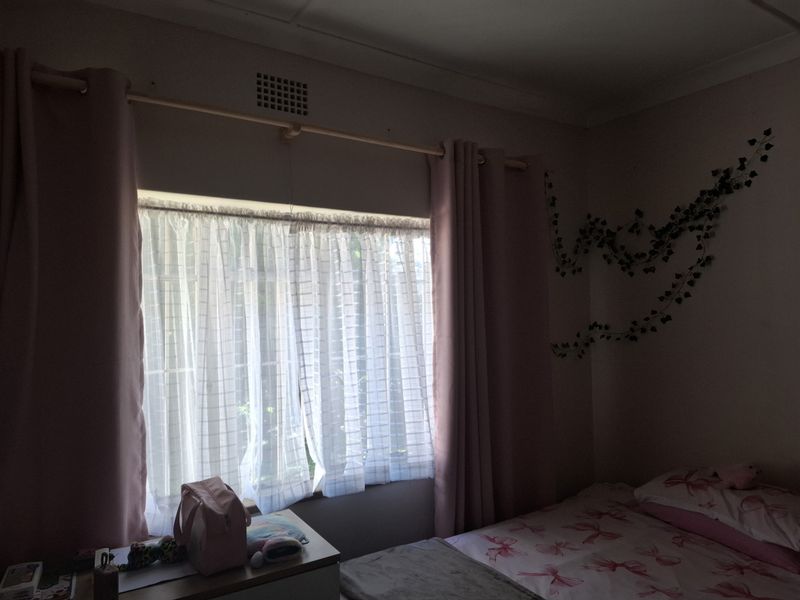 4 Bedroom 1.5 Bathroom Plus Large Cottage on 1011 sqm - Photo 5