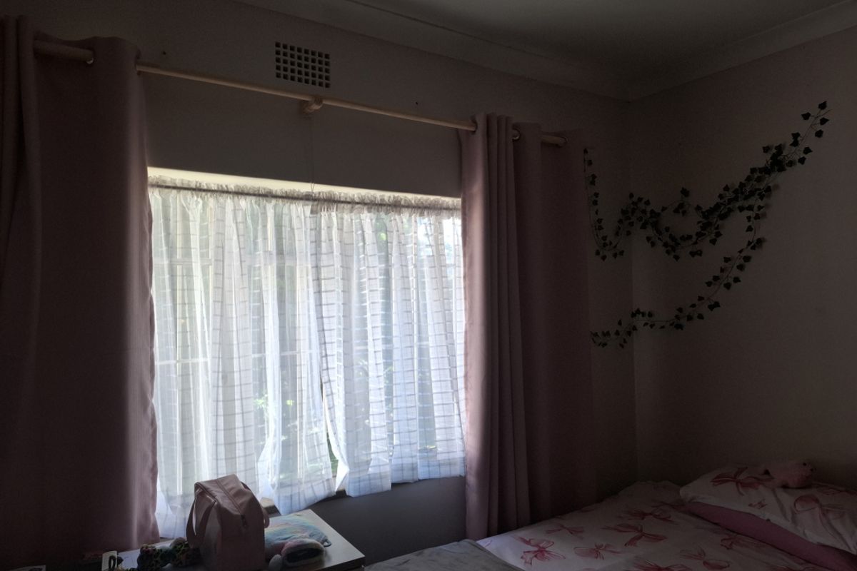 4 Bedroom 1.5 Bathroom Plus Large Cottage on 1011 sqm - Photo 5
