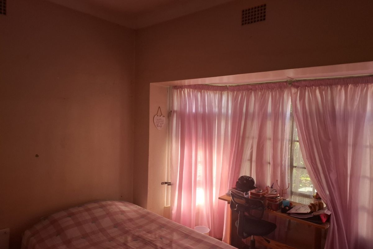 4 Bedroom 1.5 Bathroom Plus Large Cottage on 1011 sqm - Photo 3