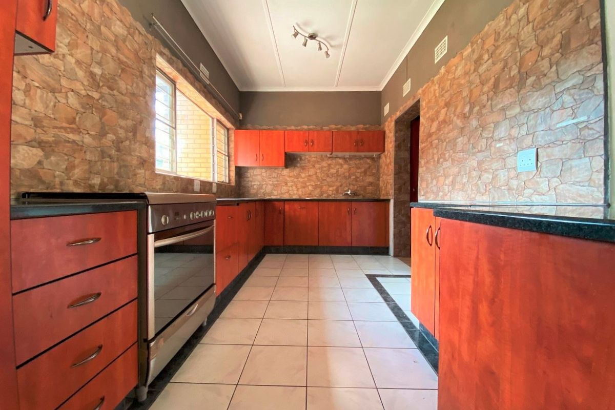 Spacious Three-Bedroom Home with Bonus Two-Bedroom Flat – A Must-See Sale! - Photo 3