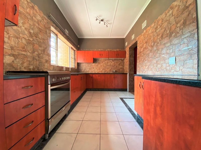 Spacious Three-Bedroom Home with Bonus Two-Bedroom Flat – A Must-See Sale! - Photo 3