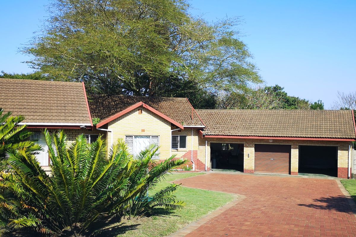 Spacious Three-Bedroom Home with Bonus Two-Bedroom Flat – A Must-See Sale! - Photo 2