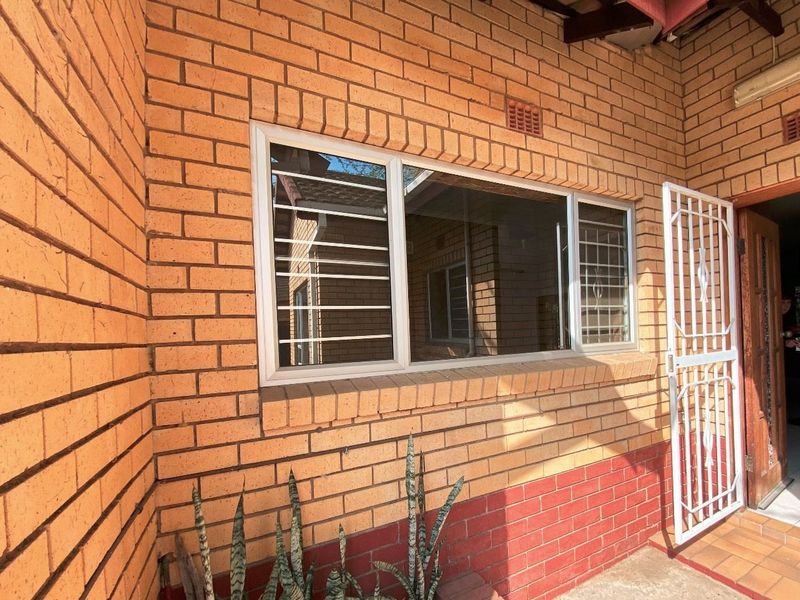 Spacious Three-Bedroom Home with Bonus Two-Bedroom Flat – A Must-See Sale! - Photo 6