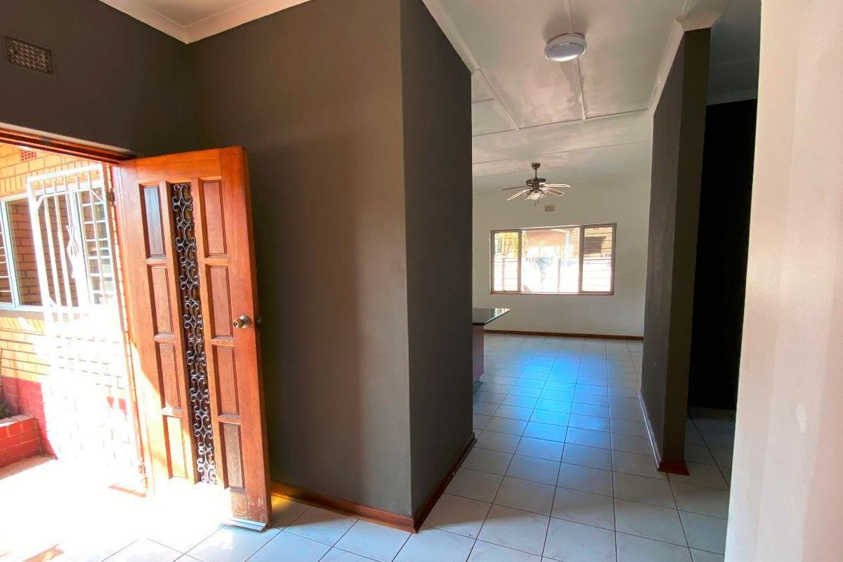 Spacious Three-Bedroom Home with Bonus Two-Bedroom Flat – A Must-See Sale! - Photo 4