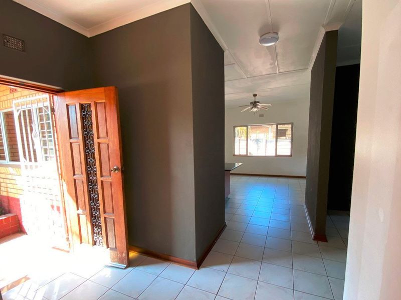 Spacious Three-Bedroom Home with Bonus Two-Bedroom Flat – A Must-See Sale! - Photo 4