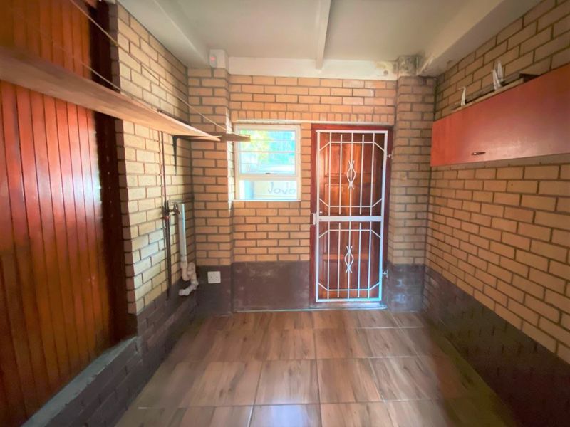 Spacious Three-Bedroom Home with Bonus Two-Bedroom Flat – A Must-See Sale! - Photo 7