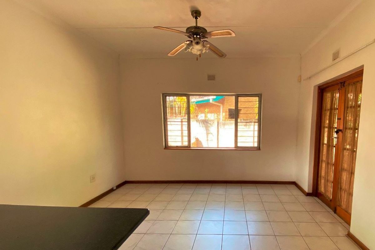 Spacious Three-Bedroom Home with Bonus Two-Bedroom Flat – A Must-See Sale! - Photo 5