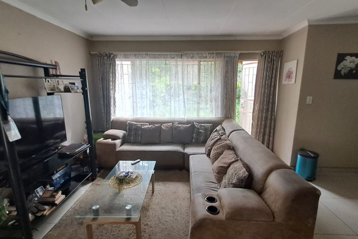 Spacious Town House in Secure Estate - Photo 2