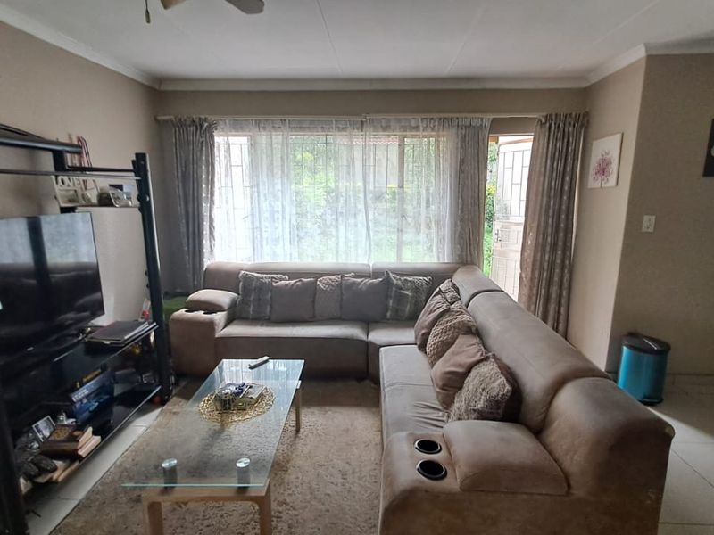 Spacious Town House in Secure Estate - Photo 2