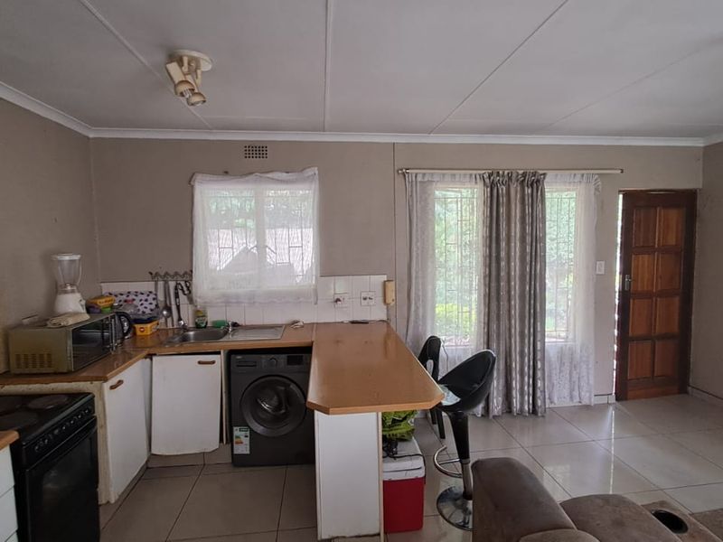 Spacious Town House in Secure Estate - Photo 6