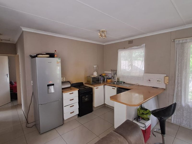 Spacious Town House in Secure Estate - Photo 4