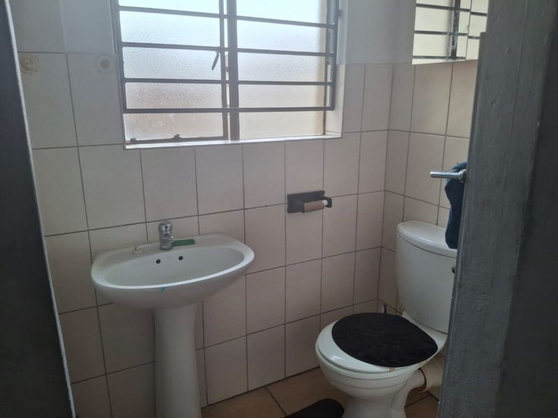 Modern 3-Bedroom Apartment with Spacious Living Areas - Photo 9