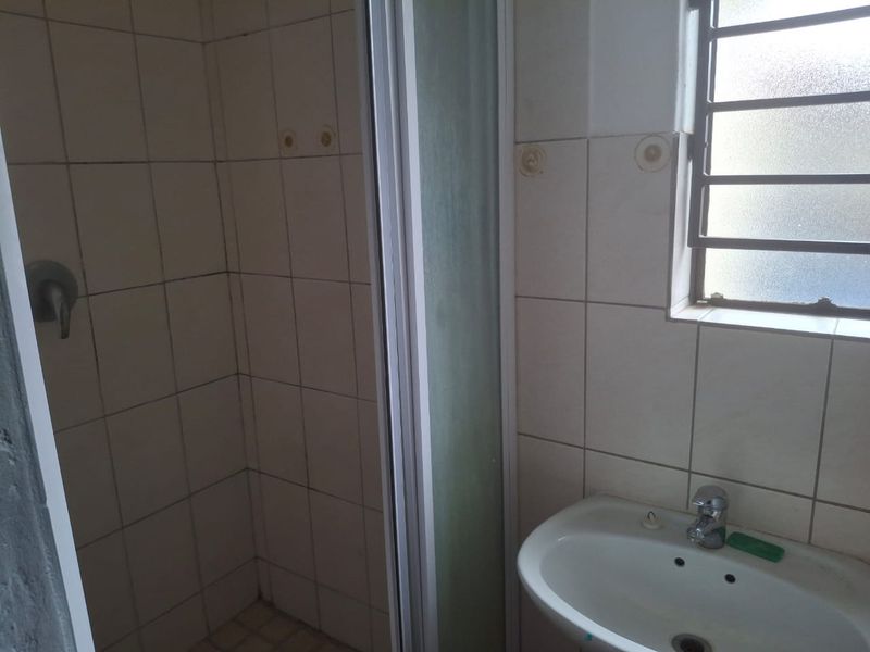 Modern 3-Bedroom Apartment with Spacious Living Areas - Photo 8