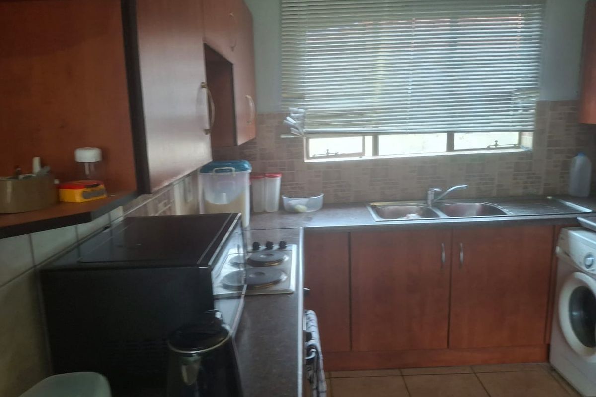 Modern 3-Bedroom Apartment with Spacious Living Areas - Photo 3