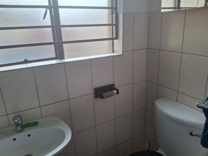 Modern 3-Bedroom Apartment with Spacious Living Areas - Photo 7