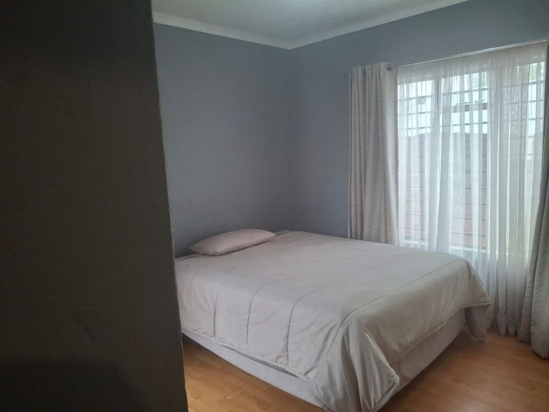 Modern 3-Bedroom Apartment with Spacious Living Areas - Photo 6