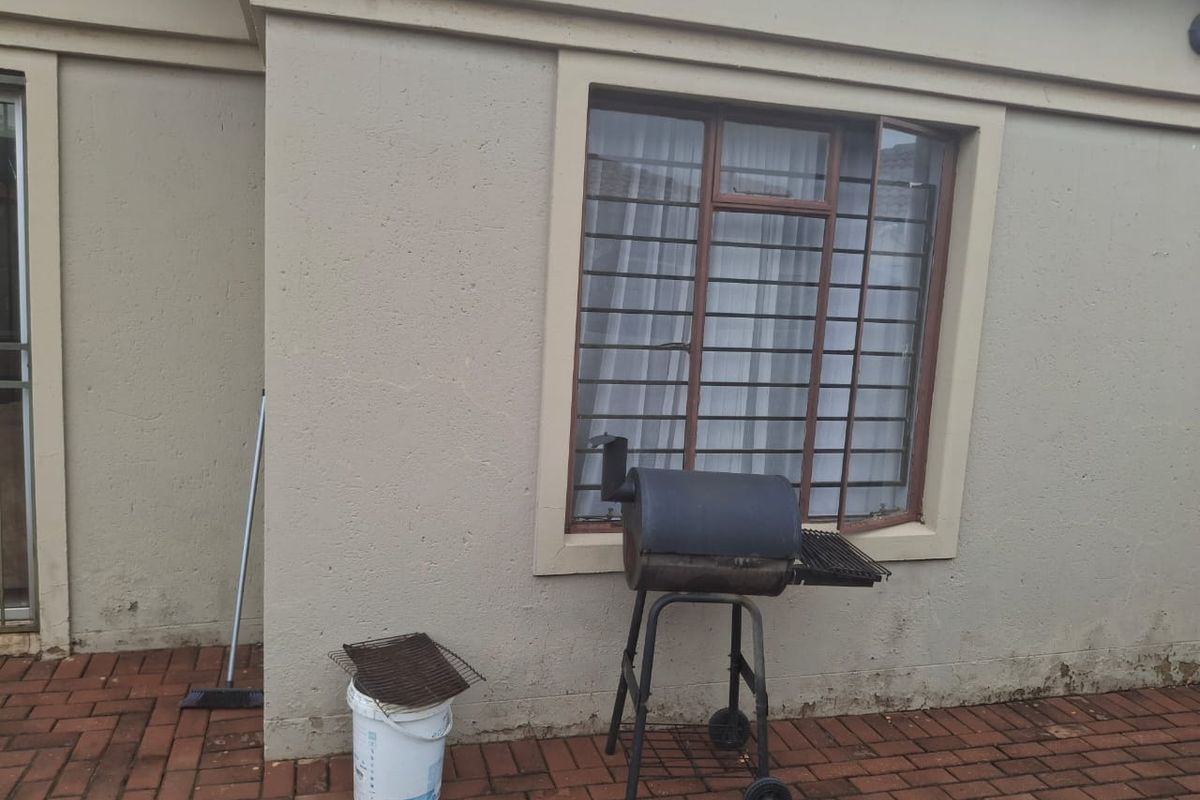 Modern 3-Bedroom Apartment with Spacious Living Areas - Photo 2