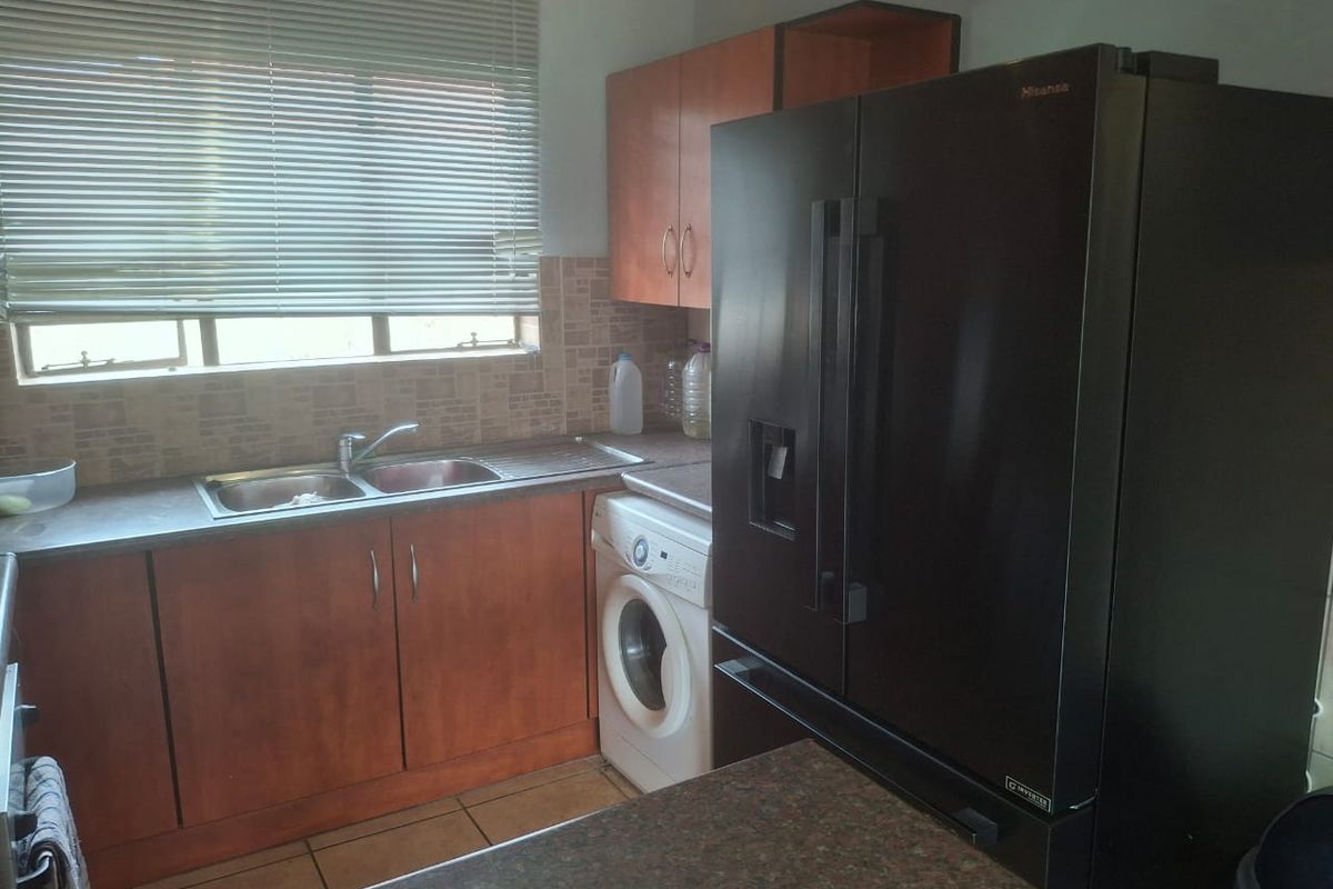 Modern 3-Bedroom Apartment with Spacious Living Areas - Photo 4