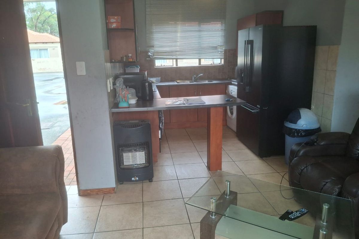 Modern 3-Bedroom Apartment with Spacious Living Areas - Photo 5