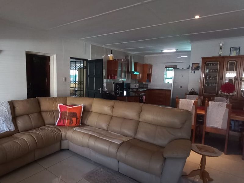 Stunning 3-Bedroom Family Home in Secure Complex - Your Dream Oasis Awaits - Photo 3