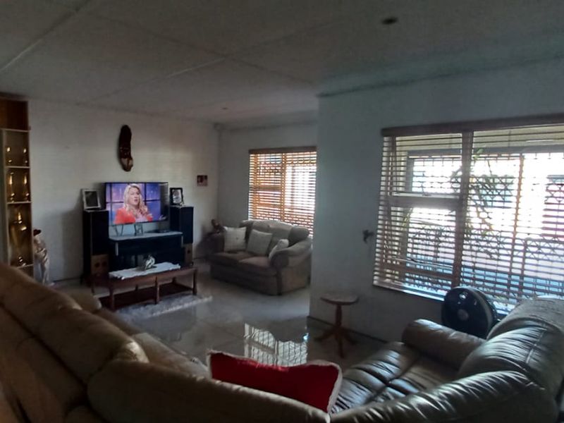 Stunning 3-Bedroom Family Home in Secure Complex - Your Dream Oasis Awaits - Photo 2